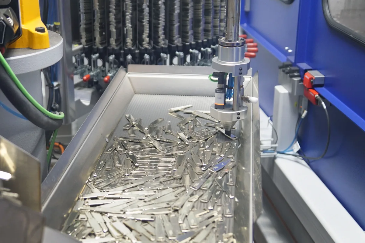 Diese werden gesammelt und sortiert, bevor es weiter zur detaillierteren Bearbeitung geht. Führung an dem 50. Jubiläum in der Dormakaba Schlüsselproduktion in Wetzikon.